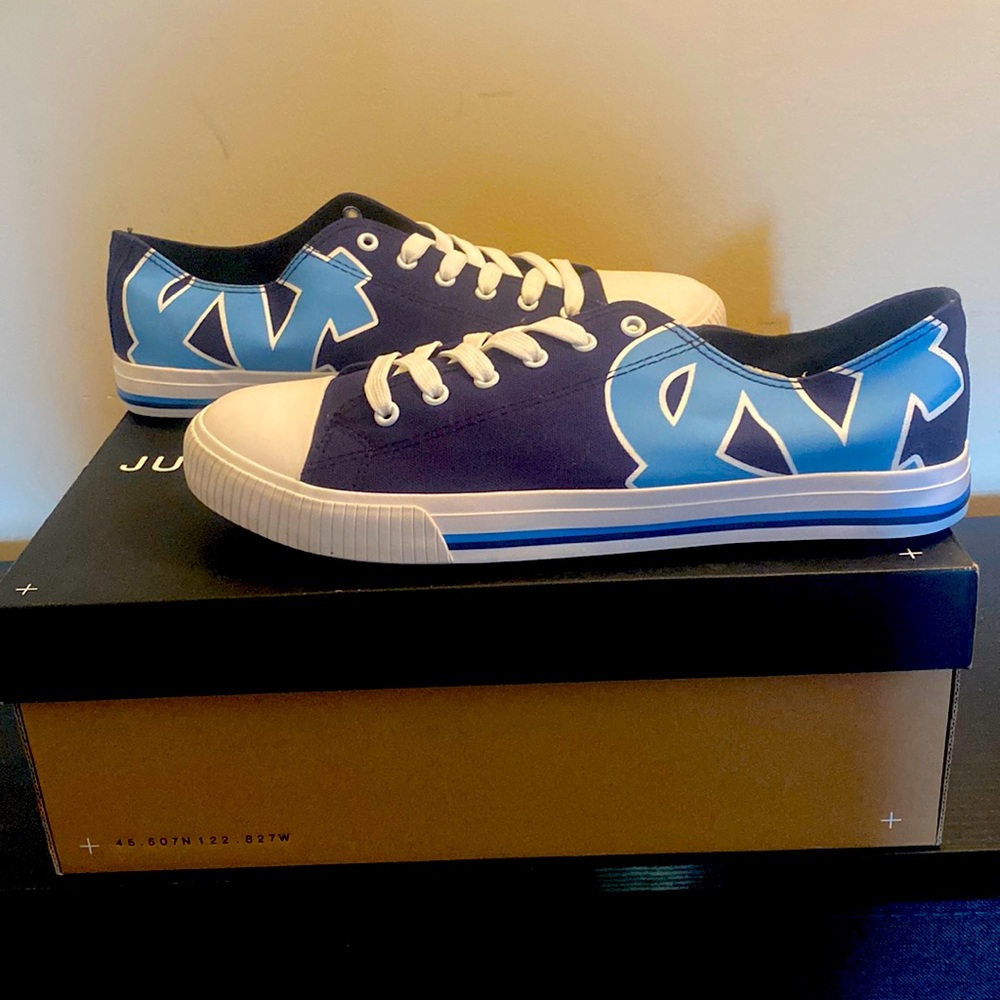 NCAA OFFICIALLY LICENSED NORTH CAROLINA TARHEELS LOW TOP SNEAKERS. SIZE 12